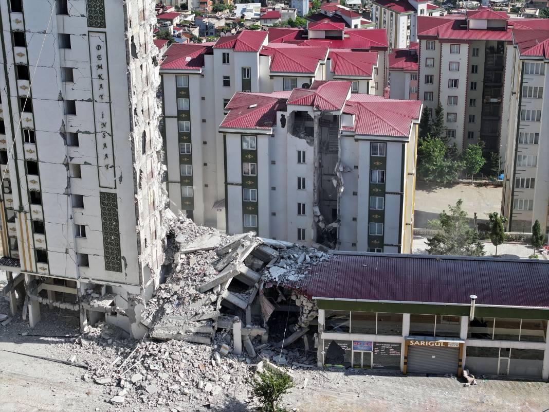 Kahramanmaraş'ta hasarlı binaların yıkımı sürüyor 8